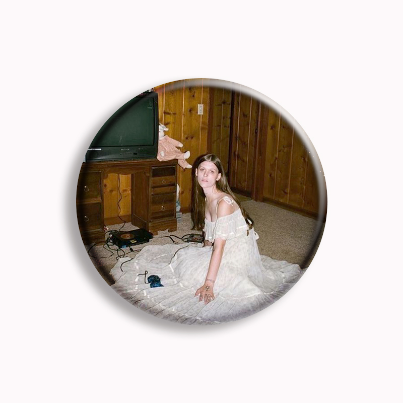 Singer Ethel Cain ma Still Bea - Pin Button Badge recensione e prezzo