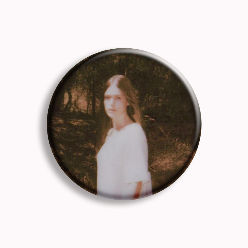 Singer Ethel Cain ma Still Bea - Pin Button Badge recensione e prezzo