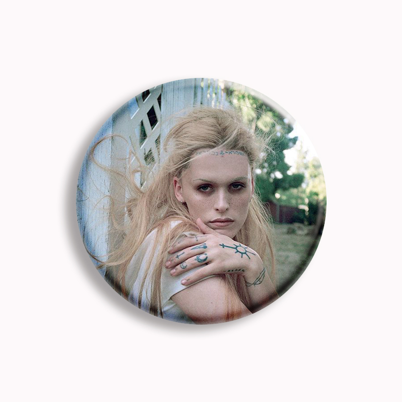 Singer Ethel Cain ma Still Bea - Pin Button Badge recensione e prezzo